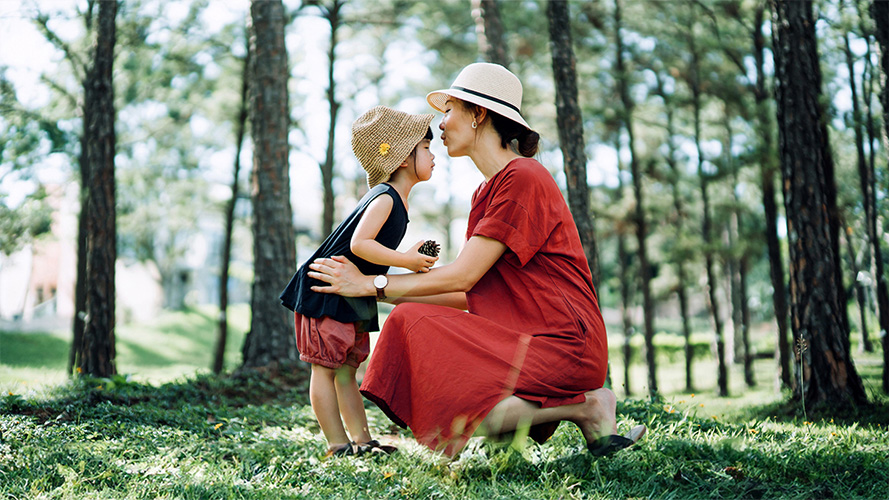 一位小女孩和母親; ；圖片使用於滙豐綠建築優惠房貸頁面。