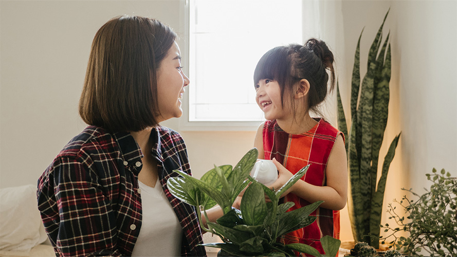 一位小女孩和母親; ；圖片使用於滙豐綠建築優惠房貸頁面。