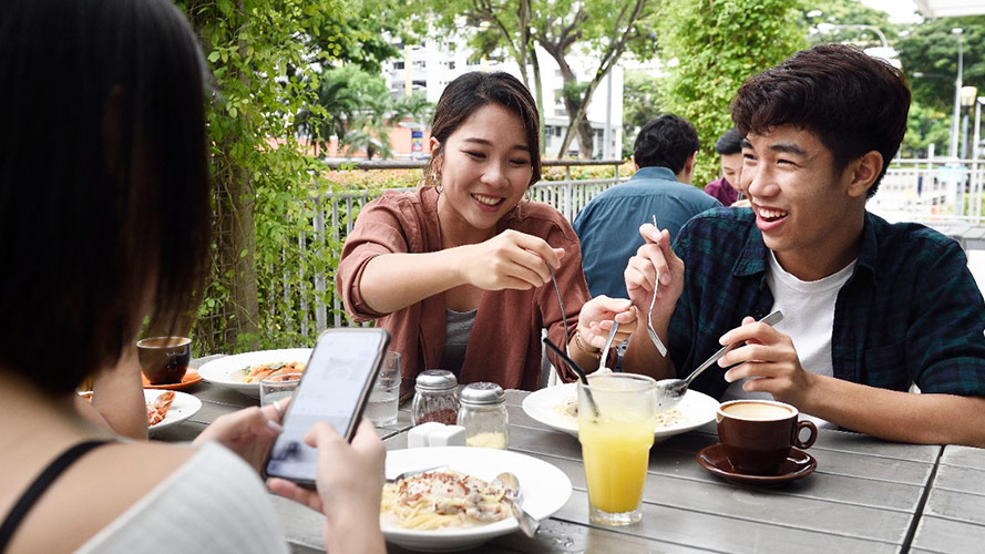 男孩女孩在吃飯; 圖片使用於滙豐台灣滙豐環球Visa金融卡優惠活動的頁面。