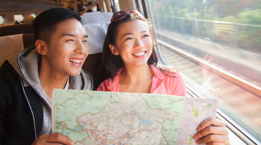 一男和一女在車廂裡拿著地圖;圖片使用於滙豐台灣定期定額投資的頁面