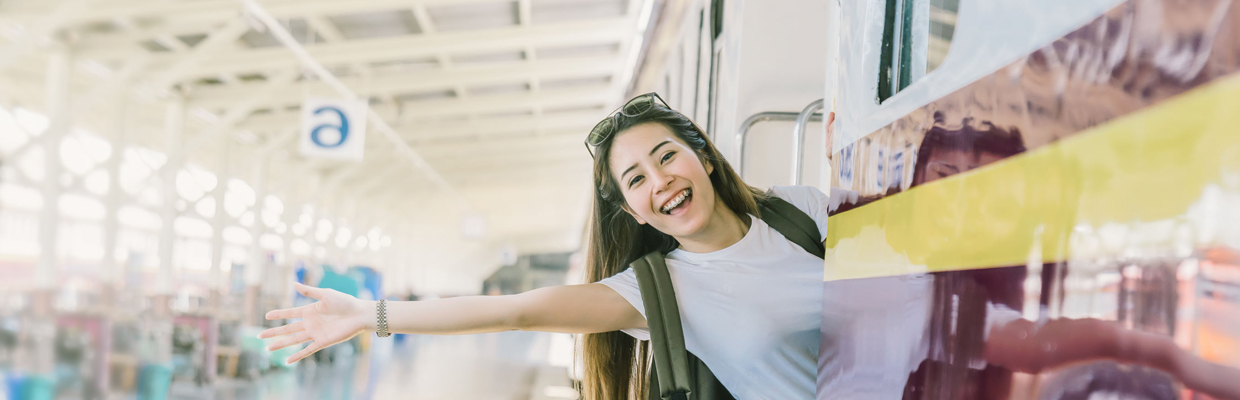 A girl is waving her hand at her seat in a train; image used for HSBC Taiwan roadside assistance page. 